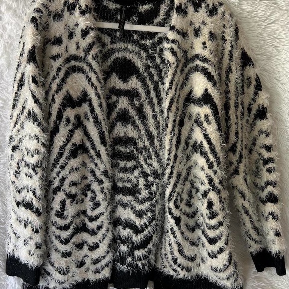 Eclectic Allie & Rob fuzzy zebra cardigan with gold accents
Size XL - Picture 1 of 5
